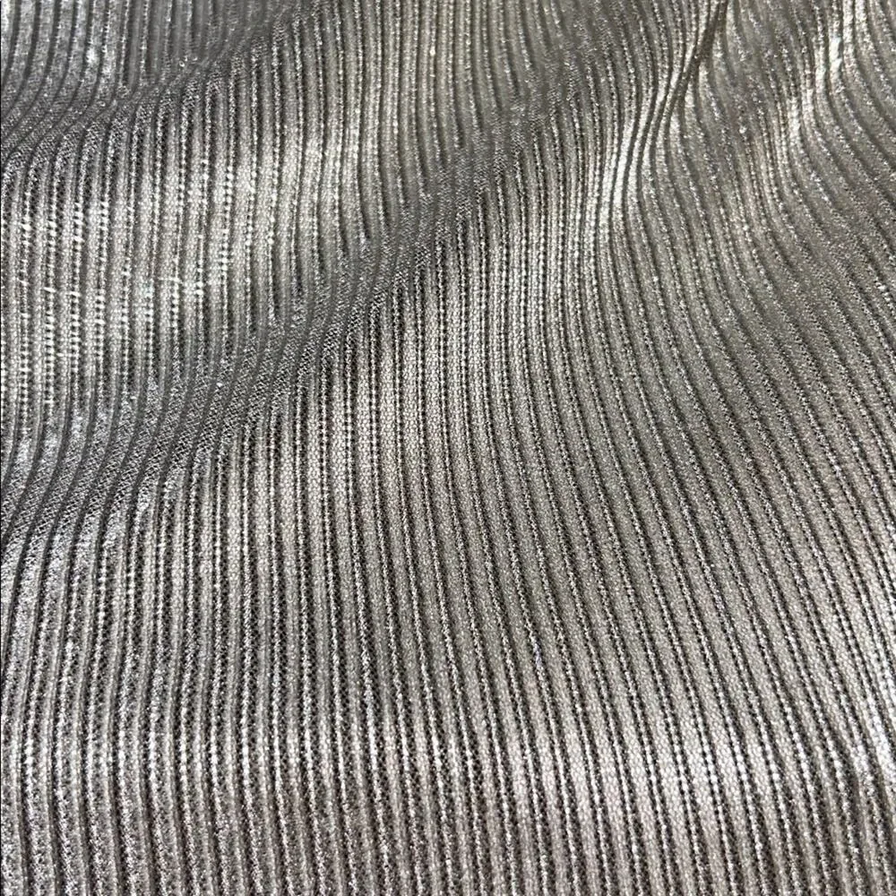 Le Lis Collection Women’s Silver Ribbed Flowy Tube Top – Size Medium - Picture 3 of 5